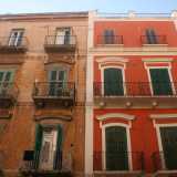 Foto 8. Ci dirigiamo ora in via Garruba dove ci sorprende l�ennesimo contrasto: due palazzi adiacenti e speculari, il primo per� di un vivido e intenso scarlatto, il secondo di un colore spento e smorto, con le persiane ormai scolorite 